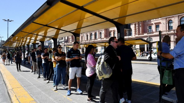 Crisis en el transporte: fuerte reducción de colectivos en el AMBA genera caos y largas filas