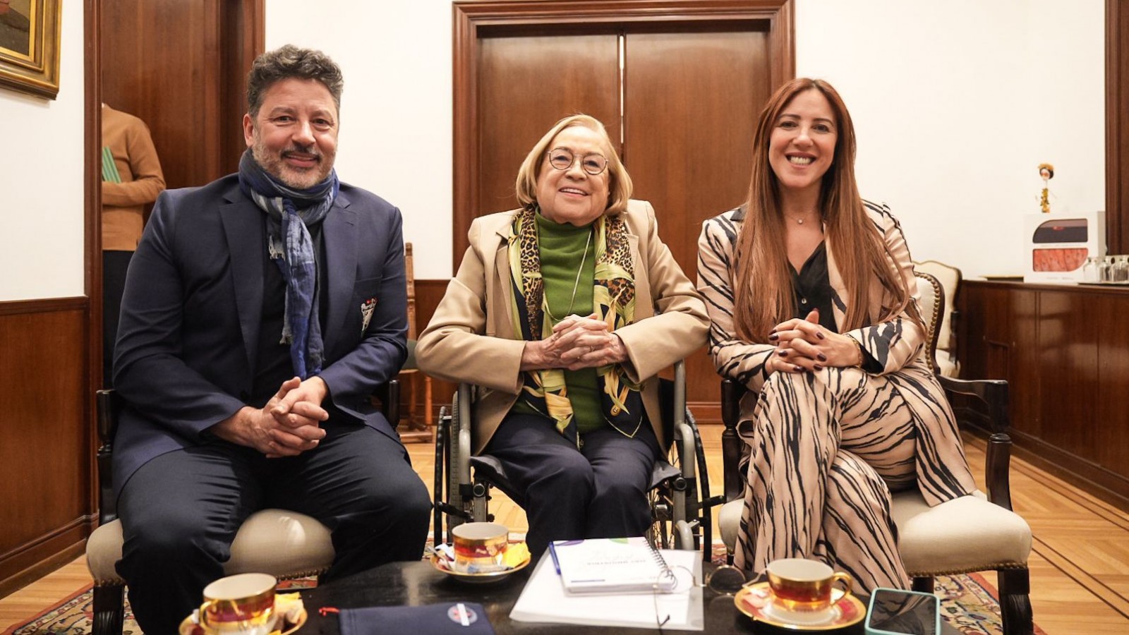 Gustavo Menéndez y la diputada Roxana Monzón se reunieron con la Embajadora de México