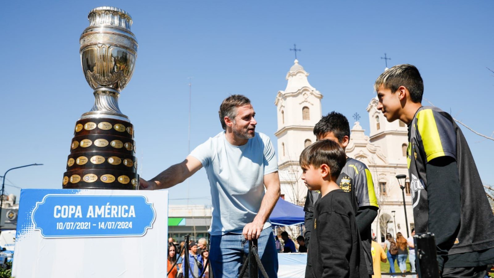 Miles de personas celebraron y se fotografiaron en Pilar con las Copas que ganó la Selección