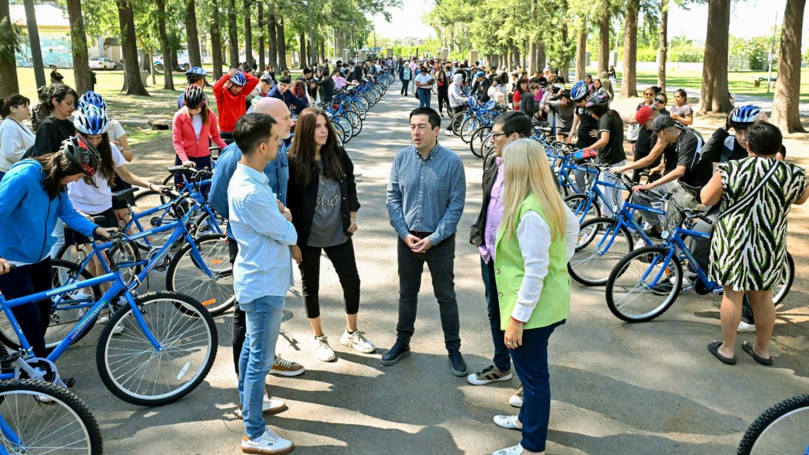 Leo Nardini entregó más bicicletas del programa "Escuelas sobre Ruedas"