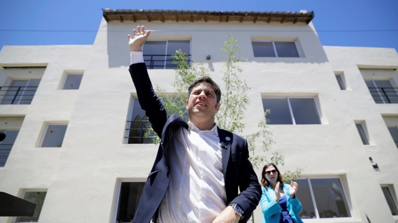 Kicillof entregó viviendas y puso en funcionamiento equipamiento de salud