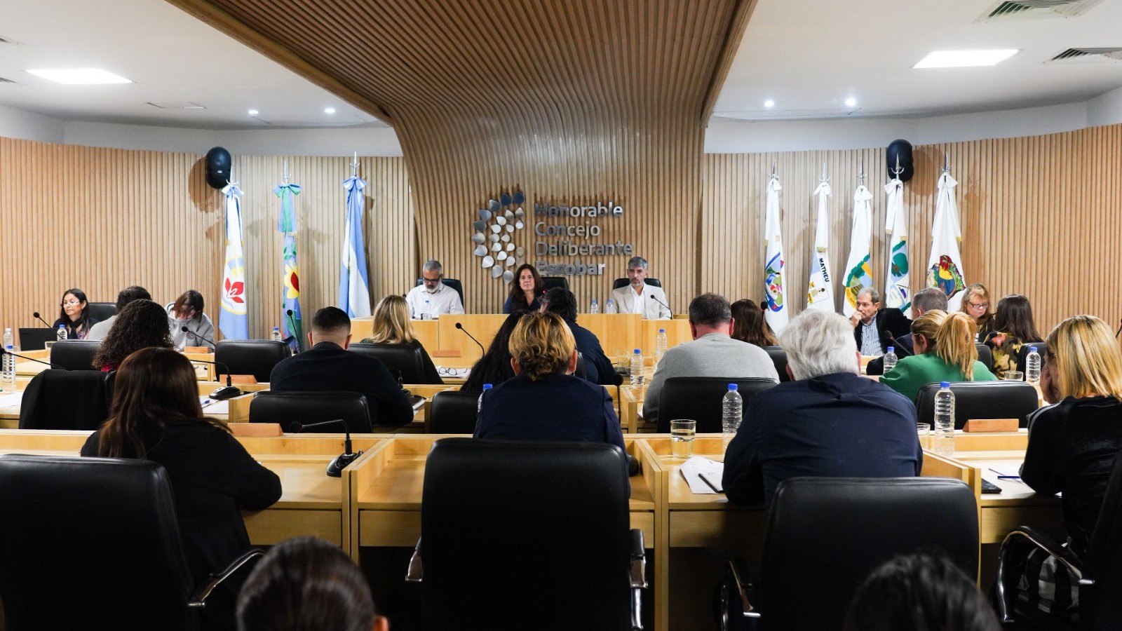 Más presupuesto en seguridad, salud y educación, y la eliminación de 50 tasas, los principales ejes del proyecto Fiscal Tributario 2025