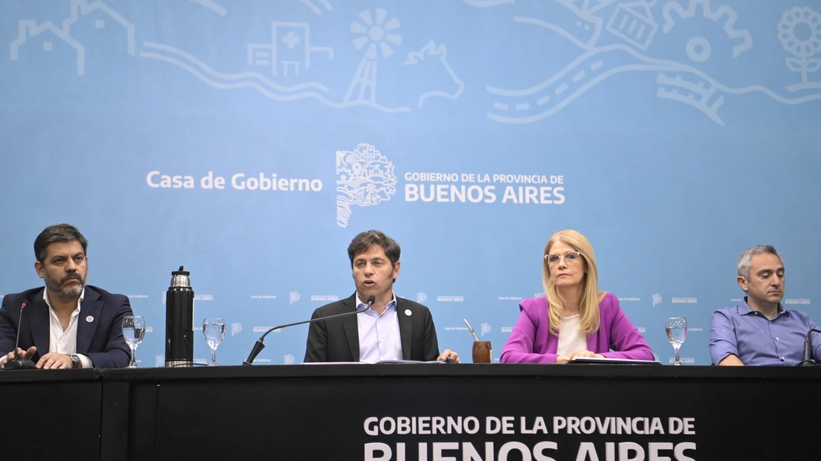 Kicillof: "Ante el plan de privatizar Aerolíneas, vamos a trabajar con el resto de las provincias y los trabajadores para evitar el desguace de nuestra línea de bandera"