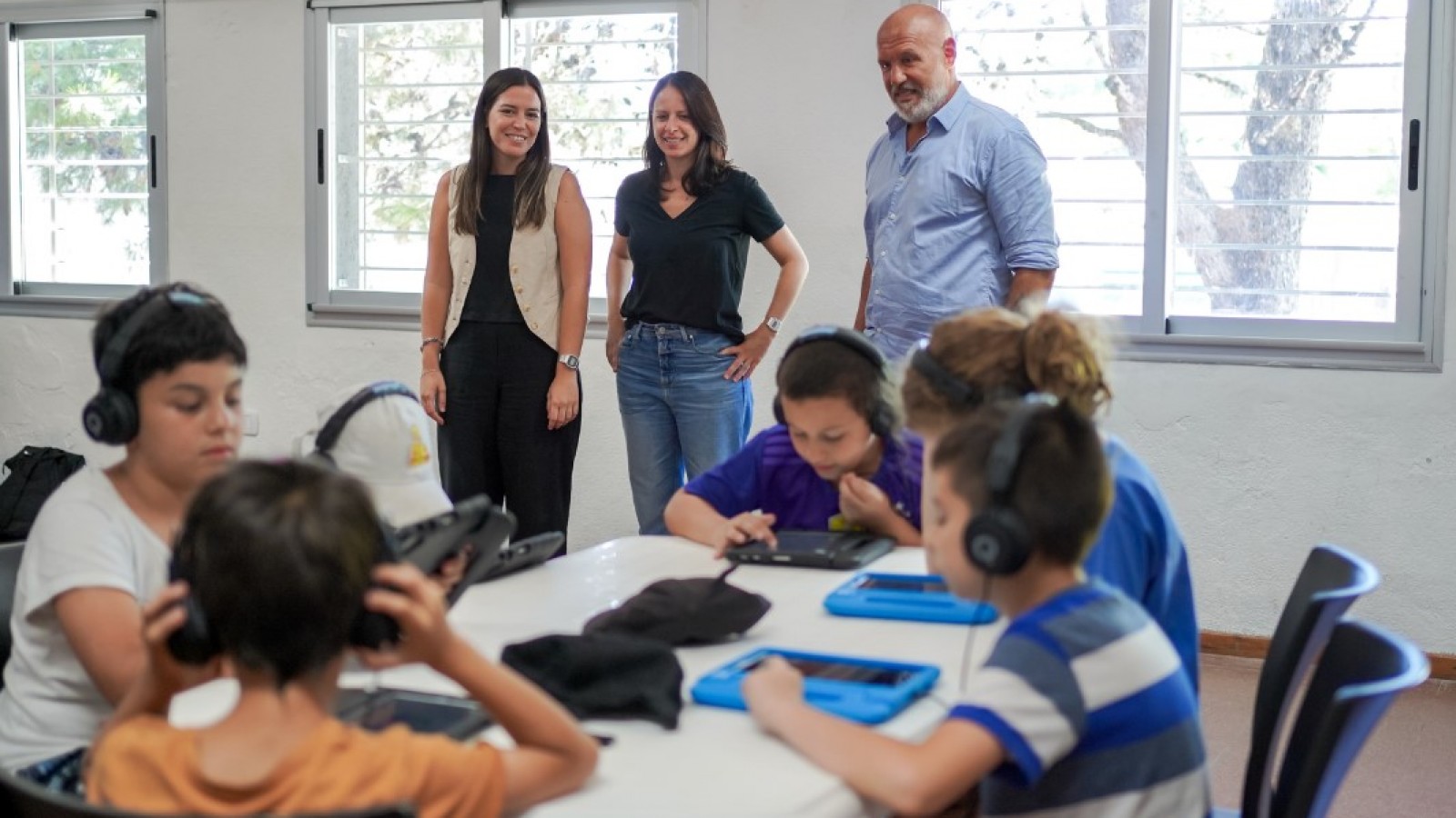 Jugando a ser streamers: Vicente López utiliza un simulador con Inteligencia Artificial para que los chicos lean mejor