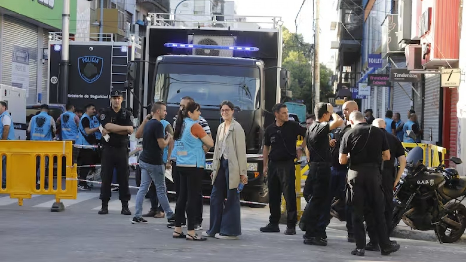 Tras el megaoperativo, la Ciudad mantendrá la policía e inspectores en Flores para evitar que se vuelvan a instalar los manteros