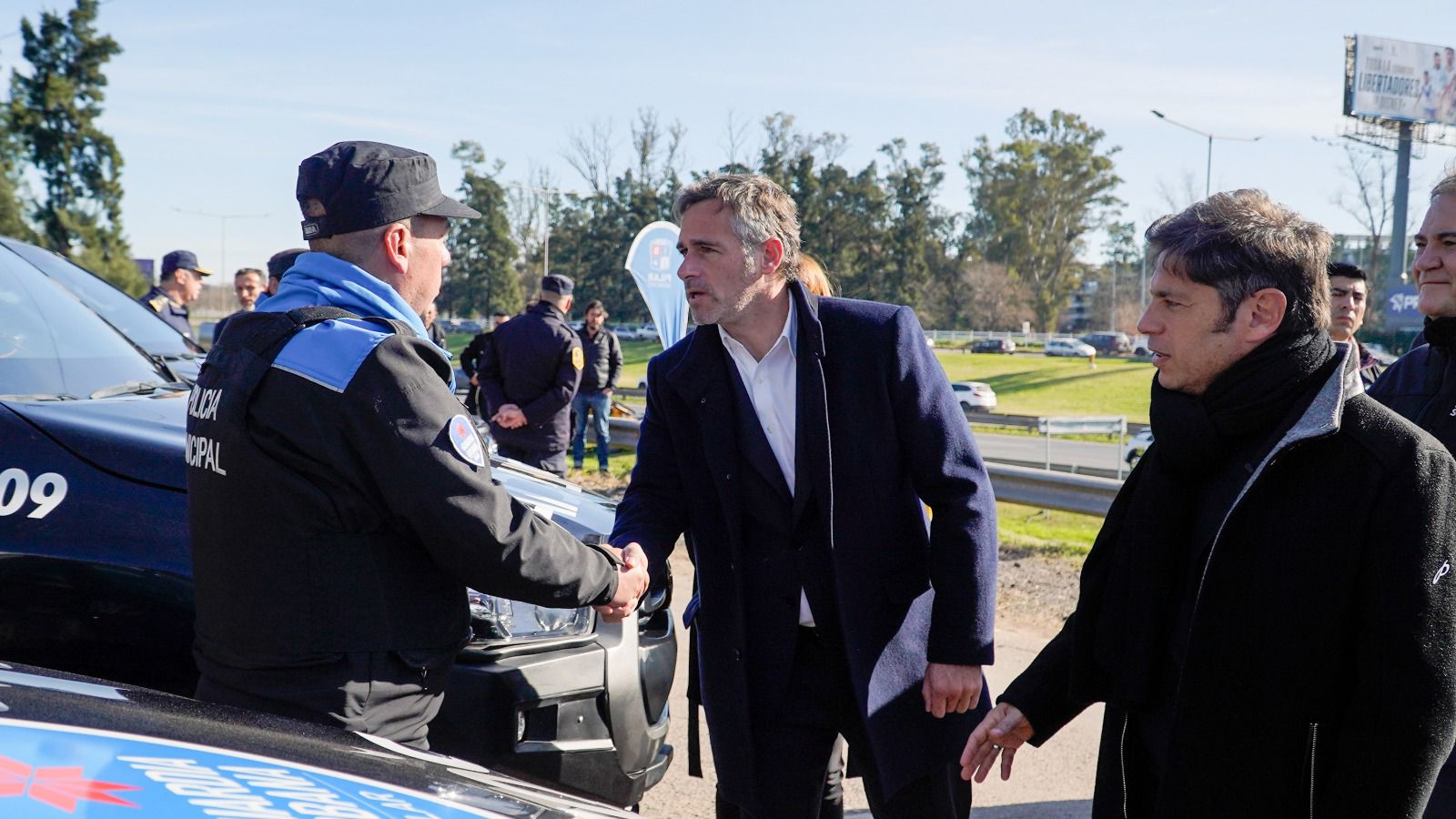 Achával recorrió la base de la Fuerza de Aproximación Barrial junto al gobernador