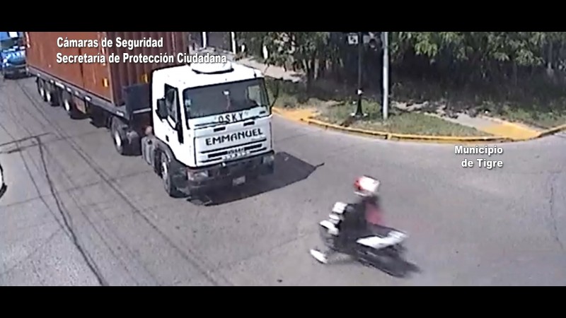 Violento choque en Don Torcuato: una moto impactó de frente contra un camión