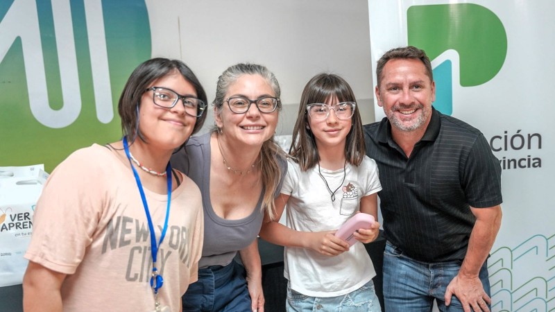 Pablo Descalzo encabezó la entrega de más de 300 lentes a niños de escuelas primarias