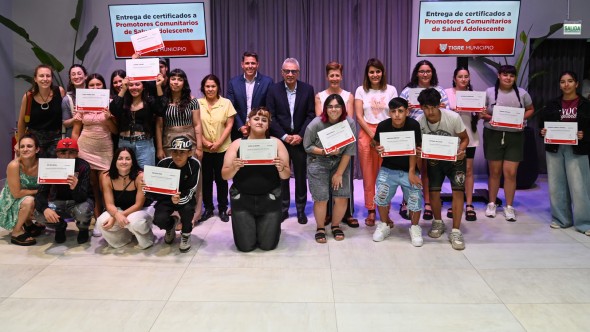 Julio Zamora entregó certificados a jóvenes que se capacitaron como promotores comunitarios de salud adolescente