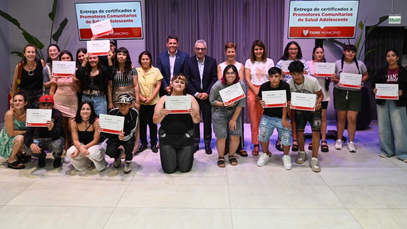 Julio Zamora entregó certificados a jóvenes que se capacitaron como promotores comunitarios de salud adolescente
