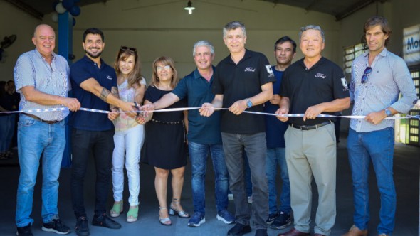Ford donó una pick-up a la Escuela de Oficios de Scalabrini y Javier Martínez acompañó la entrega
