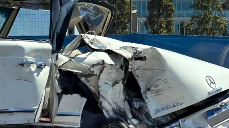 Impactante choque en la autopista Panamericana con un exótico auto de colección