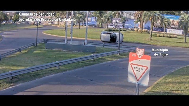 Conducía a alta velocidad, perdió el control del vehículo y volcó en Rincón de Milberg