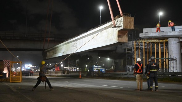 En un megaoperativo nocturno colocaron vigas de 45 toneladas para ampliar el Puente Labruna sobre Cantilo