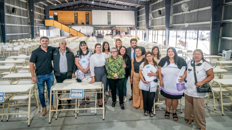 Fernández, Terigi y Mena entregaron mobiliario y guardapolvos en escuelas de Moreno