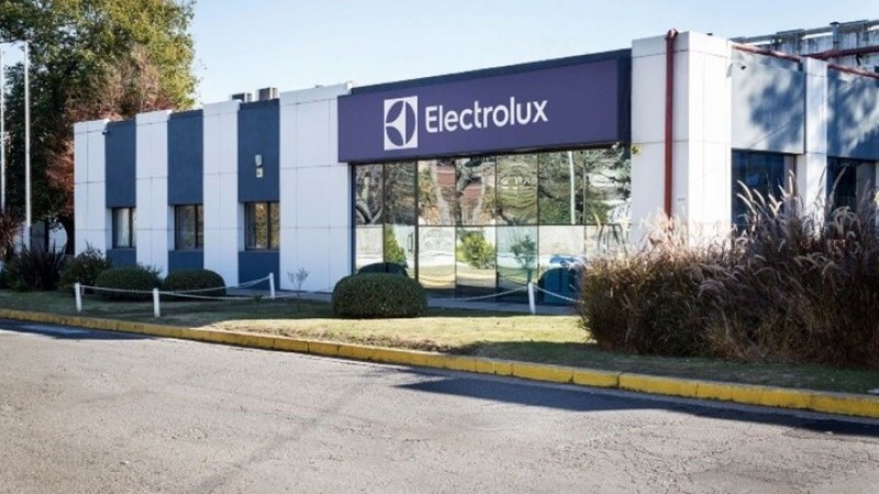 Fuerte ajuste en Electrolux: redujo su planta de 700 a 200 empleados y lanzó un nuevo plan de retiros voluntarios