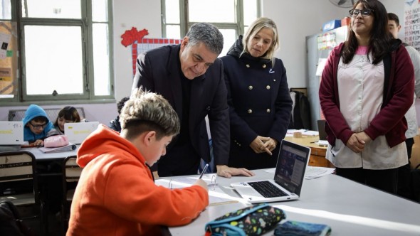 La Ciudad prohíbe el uso de celulares durante clases en la escuela secundaria