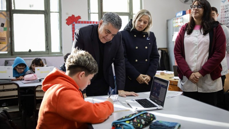 La Ciudad prohíbe el uso de celulares durante clases en la escuela secundaria