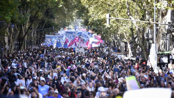 A 50 años del golpe: multitudinaria marcha en Plaza de Mayo con críticas al Gobierno de Milei