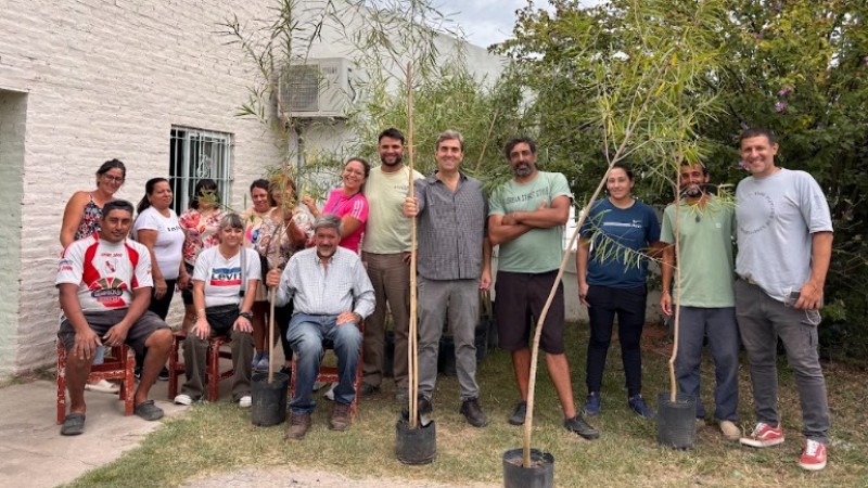Arbolado: el Municipio de Luján entregó ejemplares de curupí en el barrio San Pedro