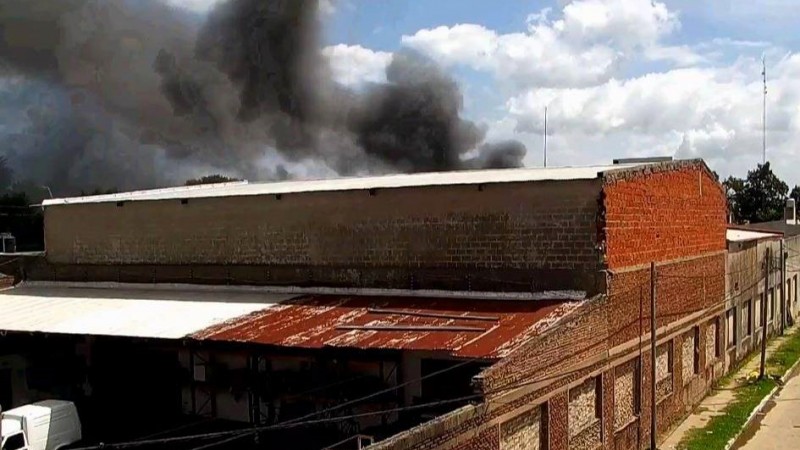 Incendio en Moreno: voraz fuego en un depósito de pinturas obligó a evacuar vecinos y moviliza 25 dotaciones de bomberos