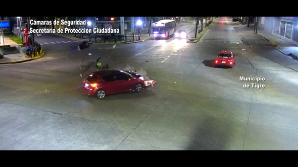 Impactante accidente vial en General Pacheco: el conductor de una moto y su acompañante volaron por el aire