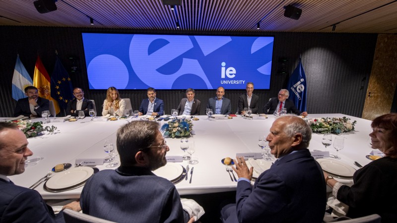 Se realizó una cena en honor al gobernador Kicillof en España