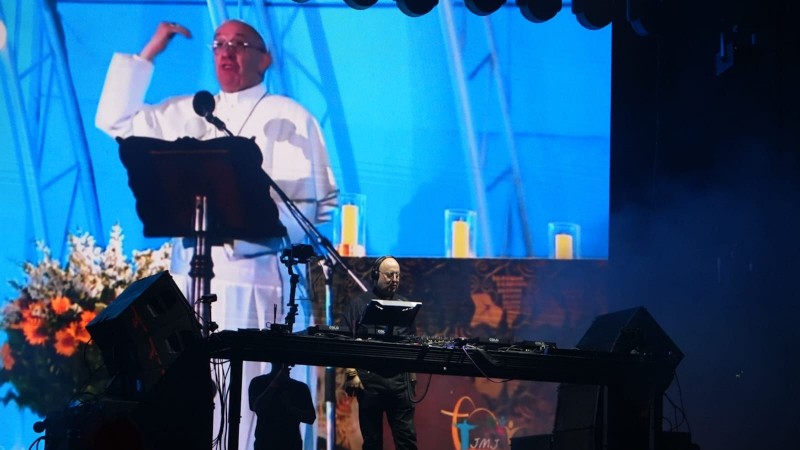 Una multitud recordó al Papa Francisco y la Plaza de Mayo fue una fiesta techno con el show del padre DJ