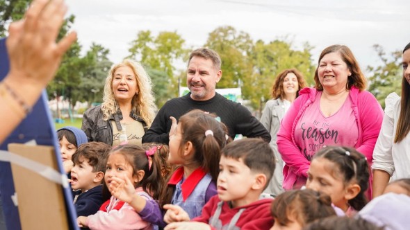 Pablo Descalzo encabezó la entrega de juegos y materiales didácticos a jardines de Ituzaingó