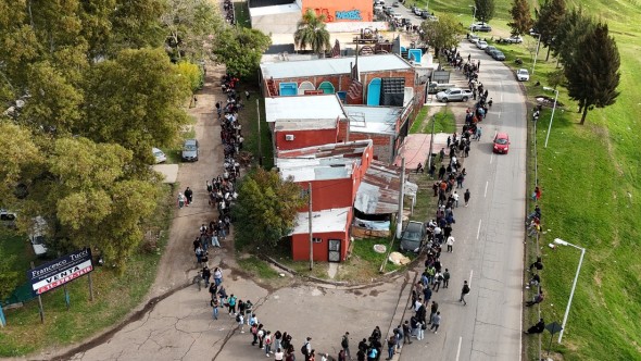 Largas filas bajo la lluvia para conseguir trabajo en un frigorífico: la impactante postal de la crisis laboral en Moreno