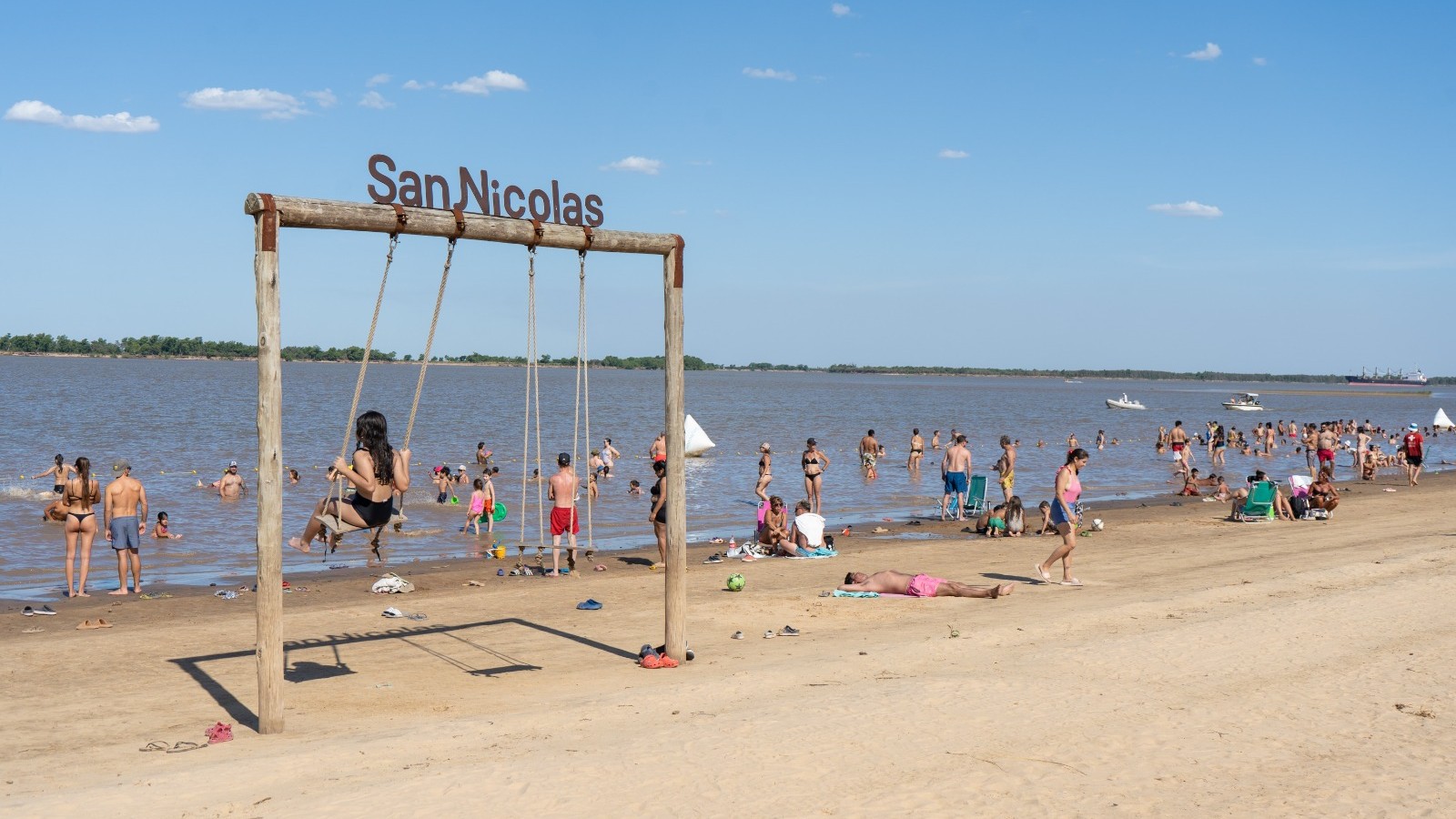 Los nicoleños disfrutan de las alternativas que ofrecen las playas y el río