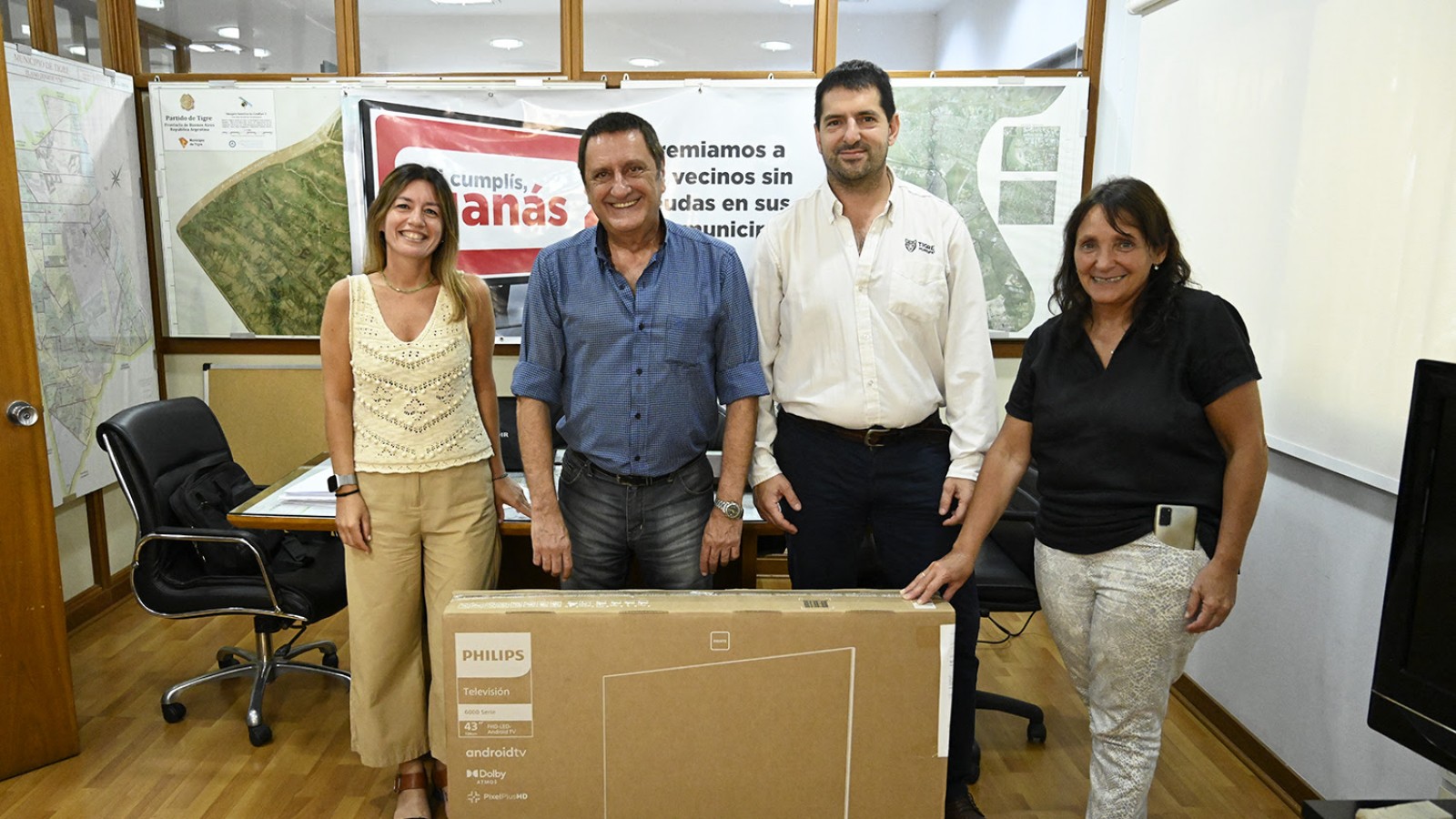 El programa "Si Cumplís, Ganás" premió a dos nuevos vecinos con un televisor LED por pagar sus tasas municipales en tiempo y forma