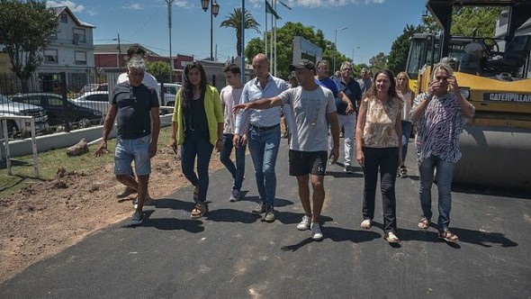 Más obras: el polideportivo de Garín renueva su pista de patinaje