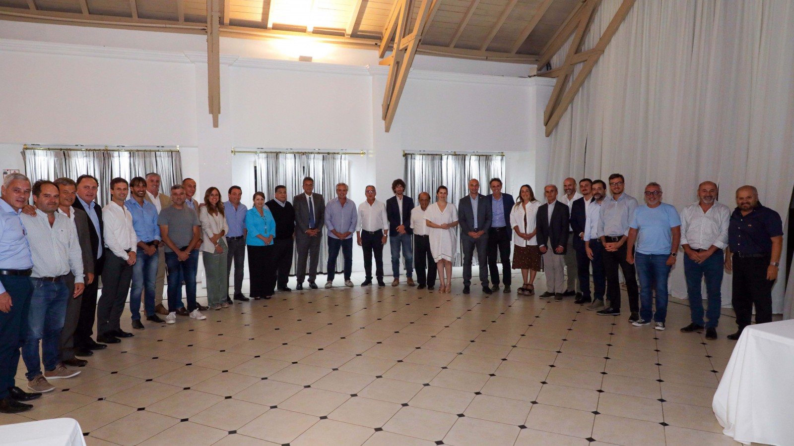 El presidente Fernández hizo un llamado a la unidad del Frente de Todos ante ministros e intendentes