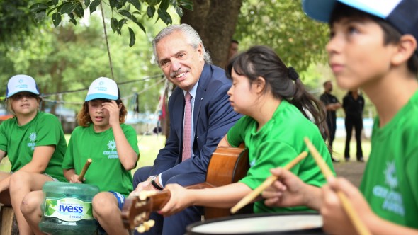 El Presidente visitó la primera colonia de vacaciones para personas con discapacidad