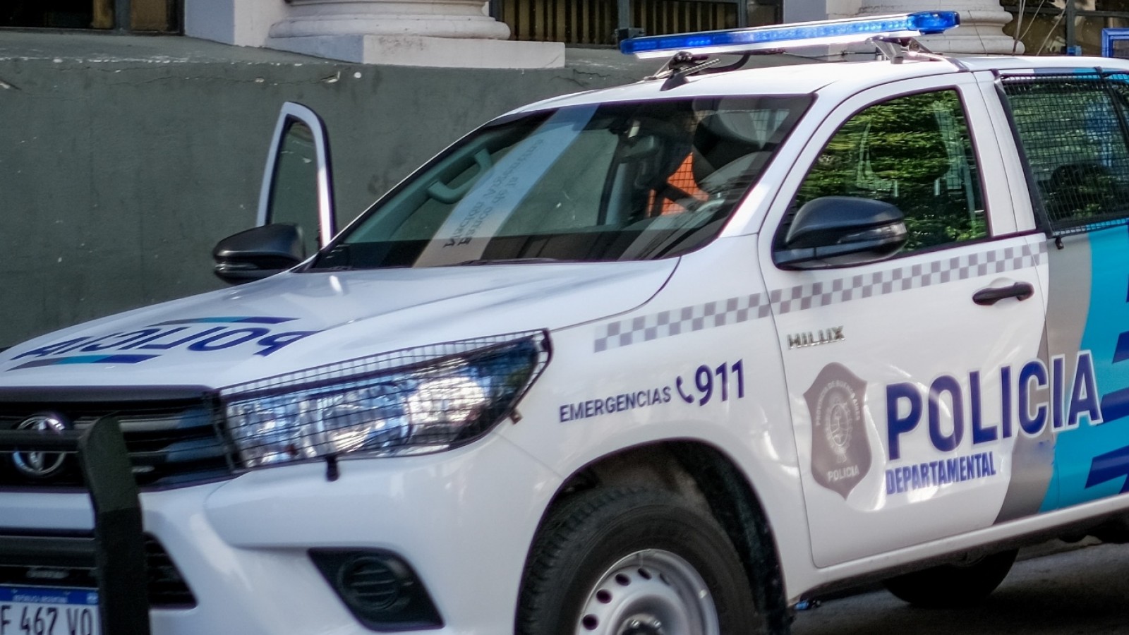 Tras una llamado al 911, encuentran muerta a una joven en su casa de Boulogne y detienen a su pareja