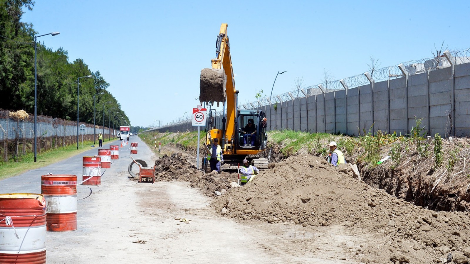 Corte de tránsito por obras de mantenimiento en calle Barbarita de Troncos del Talar
