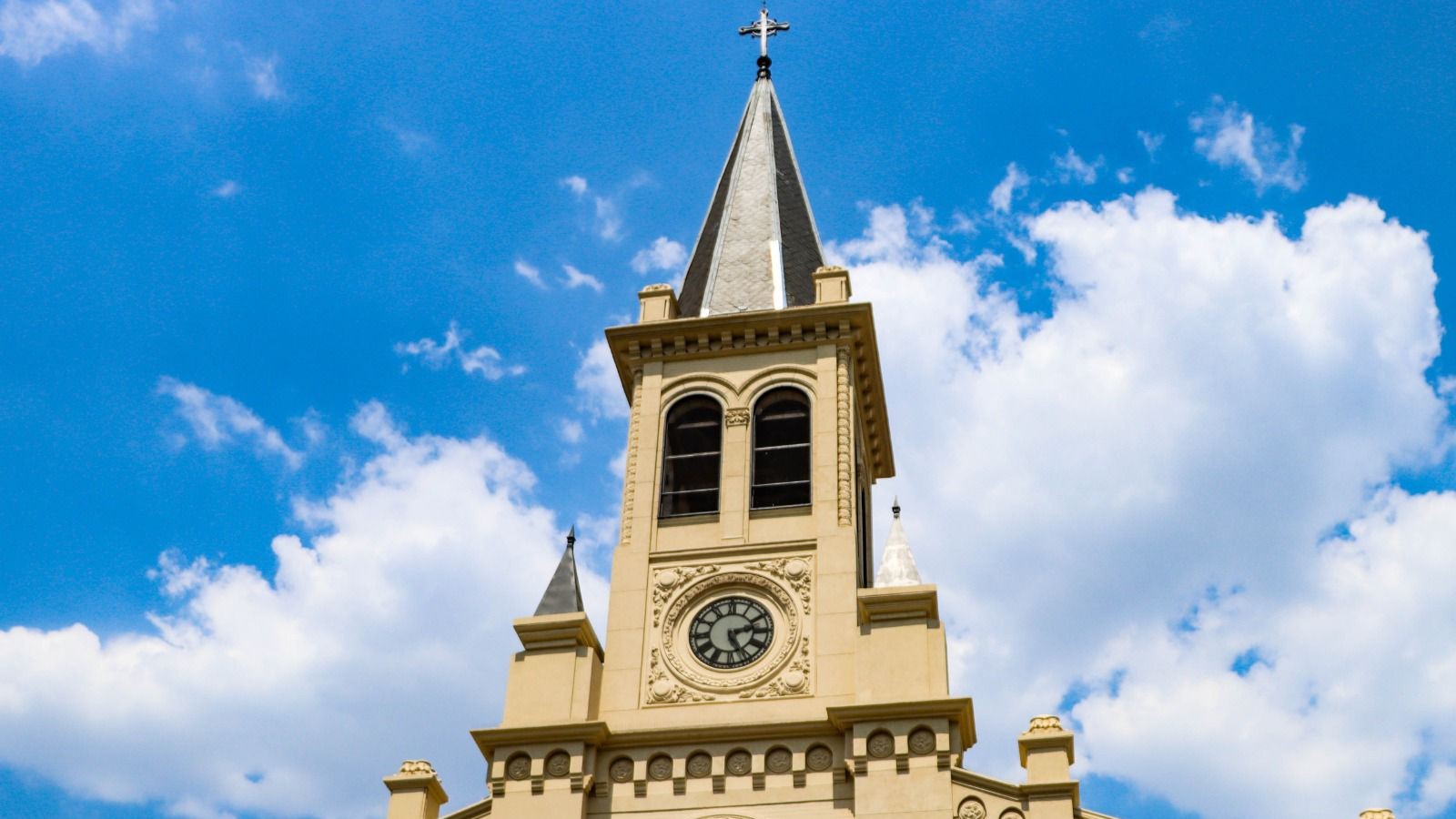 Se renovó la fachada de la histórica Catedral de San Miguel