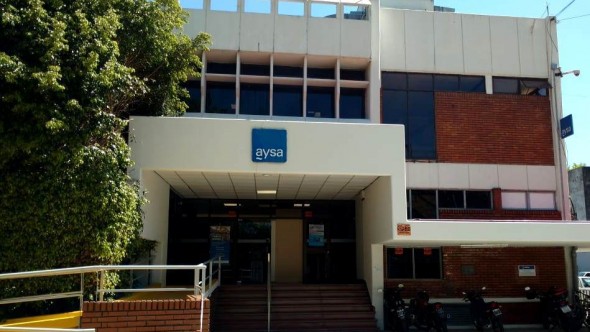 AySA trabaja en la reparación de una importante cañería en San Isidro