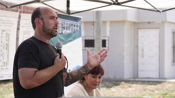 Esteban Sanzio firmó un convenio para la obra de pavimentación en barrios y la remodelación total de una plaza en Baradero