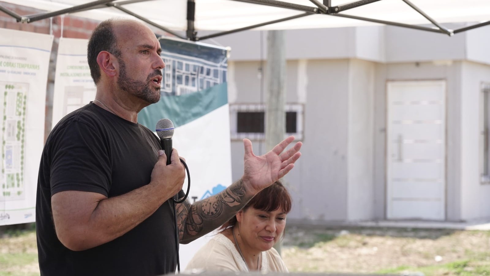 Esteban Sanzio firmó un convenio para la obra de pavimentación en barrios y la remodelación total de una plaza en Baradero