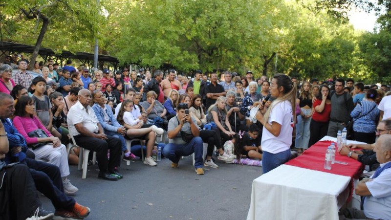 La juventud radical manifestó que no le permiten ingresar a la sede partidaria y copó la puerta del Comité