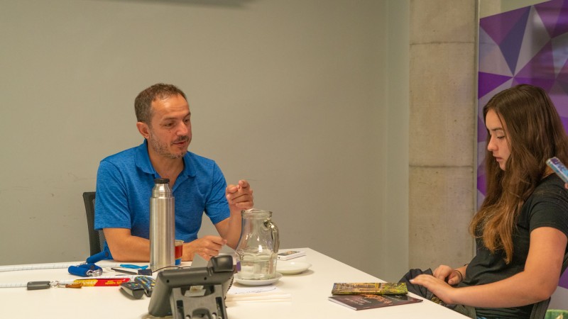 El intendente Abella recibió a joven escritora local que publicó su segundo libro