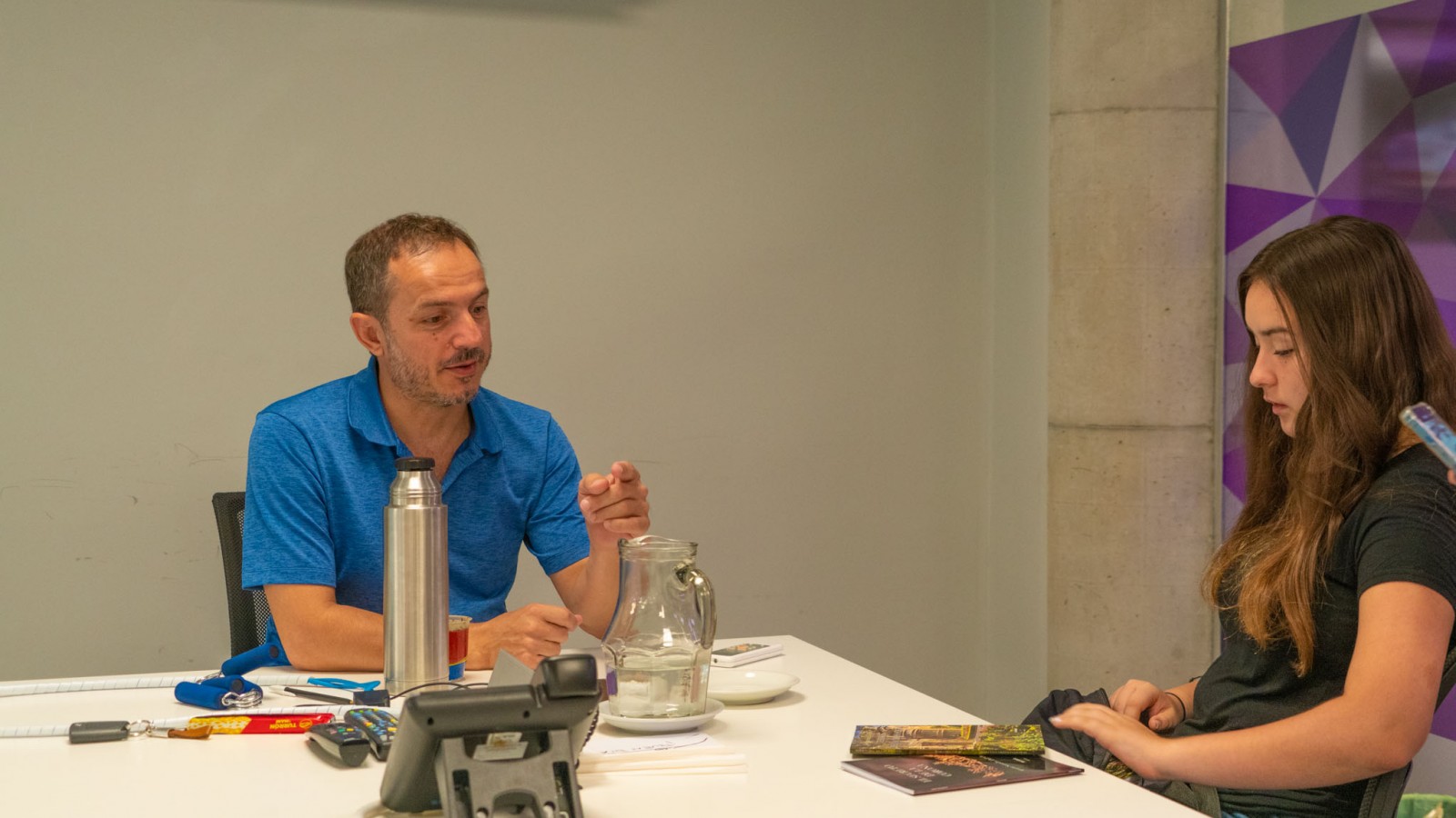 El intendente Abella recibió a joven escritora local que publicó su segundo libro