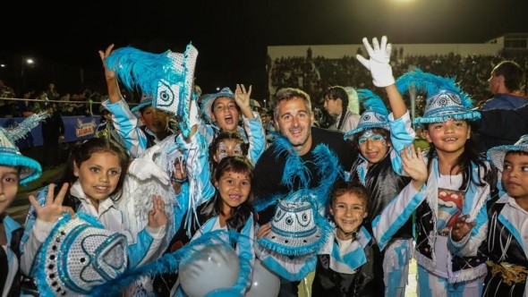 Pilar celebró su tercera noche de carnaval con música, color y alegría