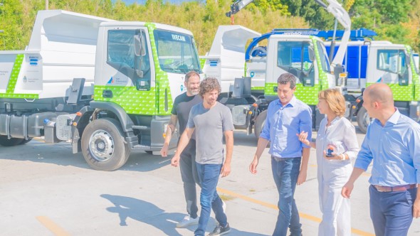 Juan Andreotti y Wado De Pedro presentaron nueve camiones y móviles nuevos para la flota municipal