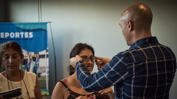 Ver para Hacer: Beto Ramil entregó anteojos del programa oftalmológico municipal