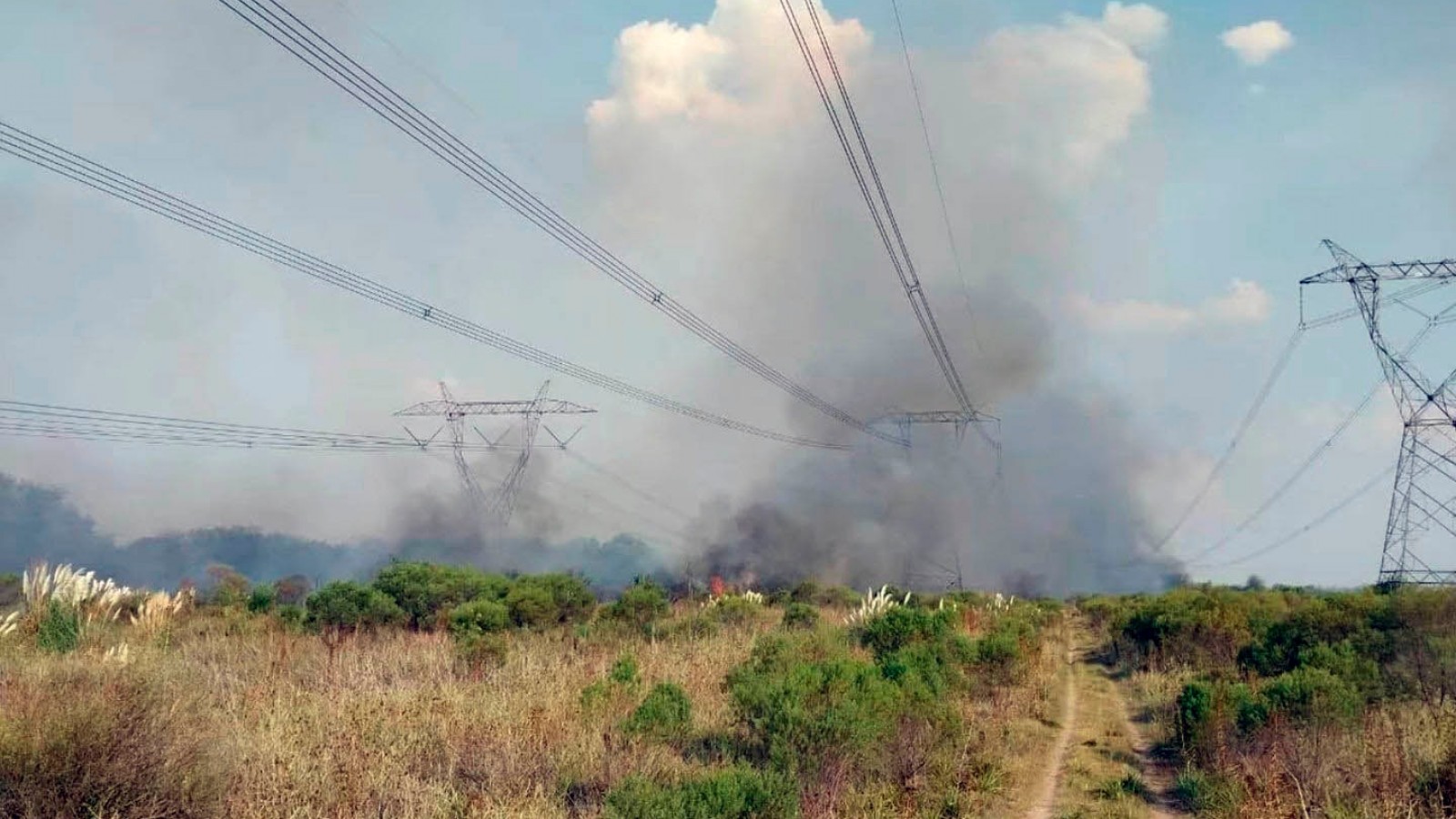 Controlaron el incendio que provocó corte masivo de electricidad y continúan tareas de enfriamiento