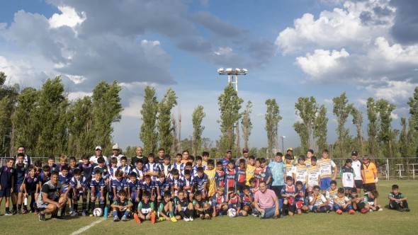 Abella acompañó el inicio del Torneo de Verano de fútbol infantil