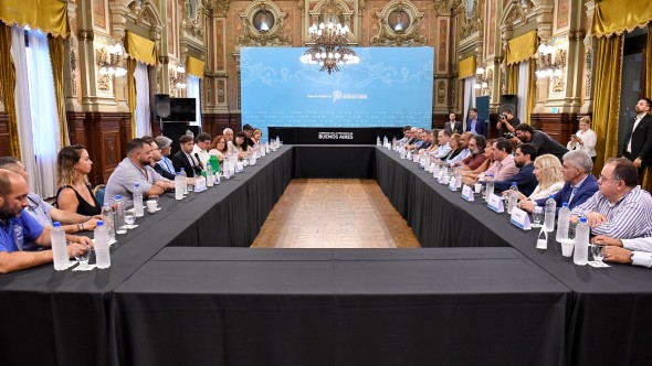 La Provincia cerró el acuerdo paritario con estatales y docentes